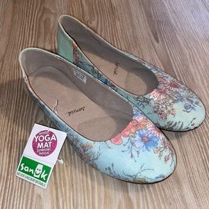 Sanuk yoga mat flats